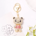 Dettaglio di un portachiavi a panda scintillante con strass, anello d'oro e gancio - Panda con Gilet Rosa