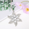 Schneeflocken Anhänger aus Zinklegierung mit Kristall-Strasssteinen und grauer Kordel - Sechsblättriger Blumenstil (Stil 3)
