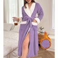 Dettaglio della vestaglia in pile corallo viola con colletto in peluche bianco e trama calda - S / Viola