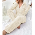 Detail von korallenfleece-jumpsuit mit herzprägung und reißverschluss in milchweiß - S / Gebrochenes Weiß