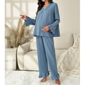 Λεπτομέρεια από δαντέλα V και βολάν στις μανσέτες της μπλε πιτζάμας εγκυμοσύνης - S / Μπλε της ομίχλης