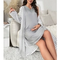 Zwangerschaps pyjamaset met grijze kanten jurk en een lang gestreept vestje - S / Grijs Patchwork Strepen