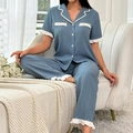 Kurzarm-Pyjama-Set in Staubblau mit weißen Rüschenkanten und Knopfkragen-Design - S / Dunstblau