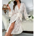 Elegante vestido kimono blanco con flores, manga larga y dobladillo con volantes para casa - S / Beige