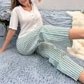 Set pigiama da donna con top bianco a bottoni e pantaloni a righe verdi stile casual - S / Multicolore