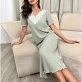 Détail du col en V en dentelle blanche et bords volantés sur la chemise de nuit verte - Vert