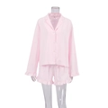 Detail van lichtroze katoenen pyjamaset met ruches en knoopsluiting bij de kraag - S / Boven- En Onderstuk / Roze