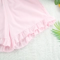 Détail de l'ourlet à volants sur un short en coton rose cerise au tissu doux - S / Haut Et Bas / Rose