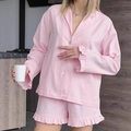 Pyjama rose en coton avec haut à manches longues et short à ourlet à volants élégant - S / Rose