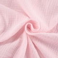 Detail van de textuur van ademende roze dubbele mousseline stof met zachte ruches - S / Boven- En Onderstuk / Stijl (100% Katoen)