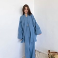 Dettaglio del set pigiama blu in cotone stropicciato con tessuto morbido e vestibilità - Taglia S / Blu scuro