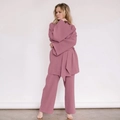 Relaxte dames pyjamaset van katoen-crêpe met wikkelshirt en wijde broek in roze tint - S / Roze