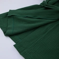Dettaglio del pigiama in cotone stropicciato verde smeraldo con orlo e laccio in vita rifiniti - Taglia M / Verde Scuro