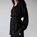 Detalle de bata de satén negro holgada con cinturón y textura sedosa para el hogar - S / Top Y Pantalón / Negro