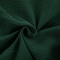 Dettaglio ravvicinato del tessuto in cotone crepe verde bosco con trama stropicciata - Taglia S / Verde scuro