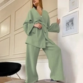 Set pigiama verde salvia in maglia a nido d'ape con top a incrocio e pantaloni ampi - Taglia S / Verde chiaro