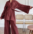 Pigiama da donna in cotone crespo bordeaux con top a kimono e pantaloni ampi - Taglia S / rosso mattone