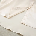 Detail van de champagne satijnen pyjamazoom met gladde stiksels en zijsplit ontwerp - S / Boven- En Onderstuk / Gewicht 400g / Beige