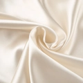 Macro-opname van premium champagne satijnstof met elegante drapering en zijdeglans - S / Boven- En Onderstuk / 96% Polyester 4% Spandex / Beige