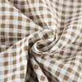 Primer plano de tela de algodón de cuadros marrones y blancos con textura suave - S / Cuadros Marrones y Blancos