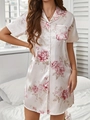 Detalle del camisón de satén floral con textura sedosa y diseño de cuello de solapa - S / Flor Rosa