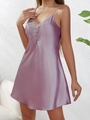 Dettaglio di camicia da notte in raso viola con pizzo e texture effetto seta - S / Viola