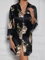 Detalle del camisón de satén floral con ribetes en contraste y acabado de seda - S / Floral Negro