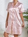 Detalle de camisón de satén a rayas rosas con corazones dorados y cuello de solapa - S / Vestido de Rayas Rosa Corazón