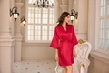 Detalle de bata de satén rojo con cinturón ajustable y elegantes mangas estilo kimono - S / Rojo