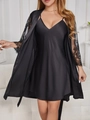 Détail du peignoir en satin noir avec de la dentelle délicate sur les poignets - S / Ensemble Nuisette Noire et Peignoir