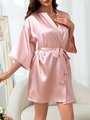 Détail du peignoir en satin rose montrant la texture soyeuse et la ceinture élégante - Rose