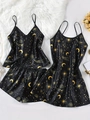 Detail eines schwarzen Satin-Schlafanzugsets mit goldenem Mond- und Sternenmuster - S / Mond und Sterne Set (Schwarz)