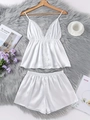 Detalle de un conjunto de pijama de satén blanco con encaje floral y cuello en V - S / Blanco