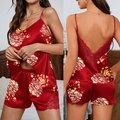 Ensemble de pyjama en satin bordeaux avec motif floral et dentelle fine pour femmes - S / Haut Et Bas / Fleur Rouge