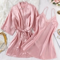 Zweiteiliges Pyjama-Set aus rosa Satin mit Spitzen-Nachthemd und langärmeligem Bademantel - S / Rosa Zweiteiliges Set