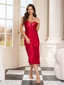 Dettaglio dello scollo a V profondo con bordo in pizzo rosso su camicia da notte in raso seta - S / Rosso