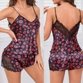 Damen Schlafanzug-Set aus blauem Satin mit roten Lippen-Prints und schwarzer Spitze - S / Oberteil Und Unterteil / Lippendruck