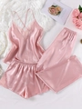 Dettaglio flat lay di pigiama tre pezzi in raso rosa con pizzo e spalline incrociate - S / Rosa