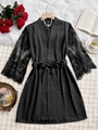Detalle de elegante bata de satén negro con encaje delicado y cinturón de seda fino - S / Negro