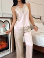 Détail d'un ensemble de pyjama en satin perlé avec broderie de dentelle blanche délicate - S / Champagne