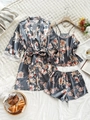 Detalle de pijama de seda floral con puños de encaje y diseño de tres piezas para el hogar - S / Floral Gris (Bata Camisola Pantalones Cortos)