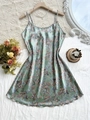 Vue détaillée d'une robe nuisette en satin vert clair à fleurs et fines bretelles - S / Vert Sauge Floral