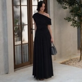 Details des eleganten schwarzen One-Shoulder-Abendkleids mit Falten und Faltenwurf - S / Kleider / Schwarz
