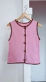 Gilet en maille rose Y2K avec bordure au crochet bordeaux et boutons vintage en bois - Rose (Style Mannequin)