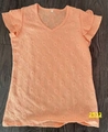 T-shirt da donna con scollo a V traforata color rosa pesca con maniche corte e pois - Rosa arancione