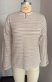 Top a maniche lunghe a righe beige e bianche da donna in maglia waffle con piccolo scollo a V - Rigato Albicocca