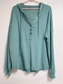 Salbeigrüner Damen-Kapuzenpullover mit Henley-Ausschnitt und braunen Knöpfen - Bohnengrün