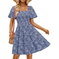 Himmelblaues Stufenkleid mit Karree-Ausschnitt, Blumenmuster und Smok-Oberteil - S / Nebelblau
