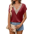 Damen Sommer-Satinbluse in Burgund mit V-Ausschnitt, weißer Spitze und Kurzärmeln - S / Burgunderrot