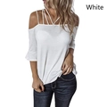 Detail eines schulterfreien weißen Oberteils mit Multi-Riemen-Design und Glockenärmeln - 3XL / Weiß